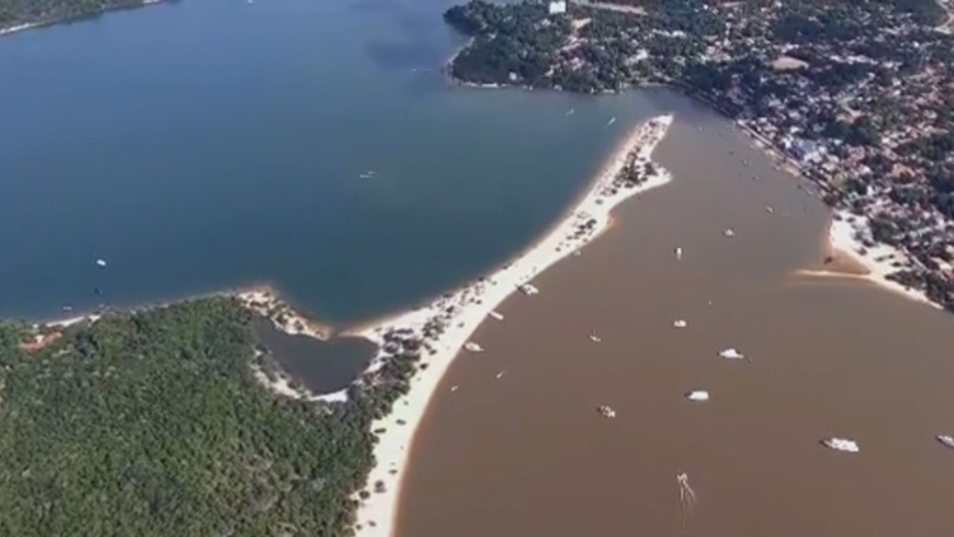 Mudança na cor das águas de Alter do Chão, no Pará