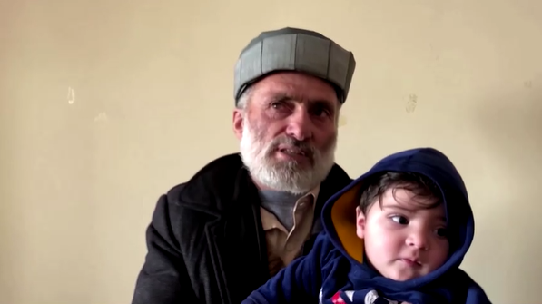 Bebê Sohail Ahmadi permaneceu meses com taxista que o encontrou até ser devolvido ao avô / Reprodução/Reuters