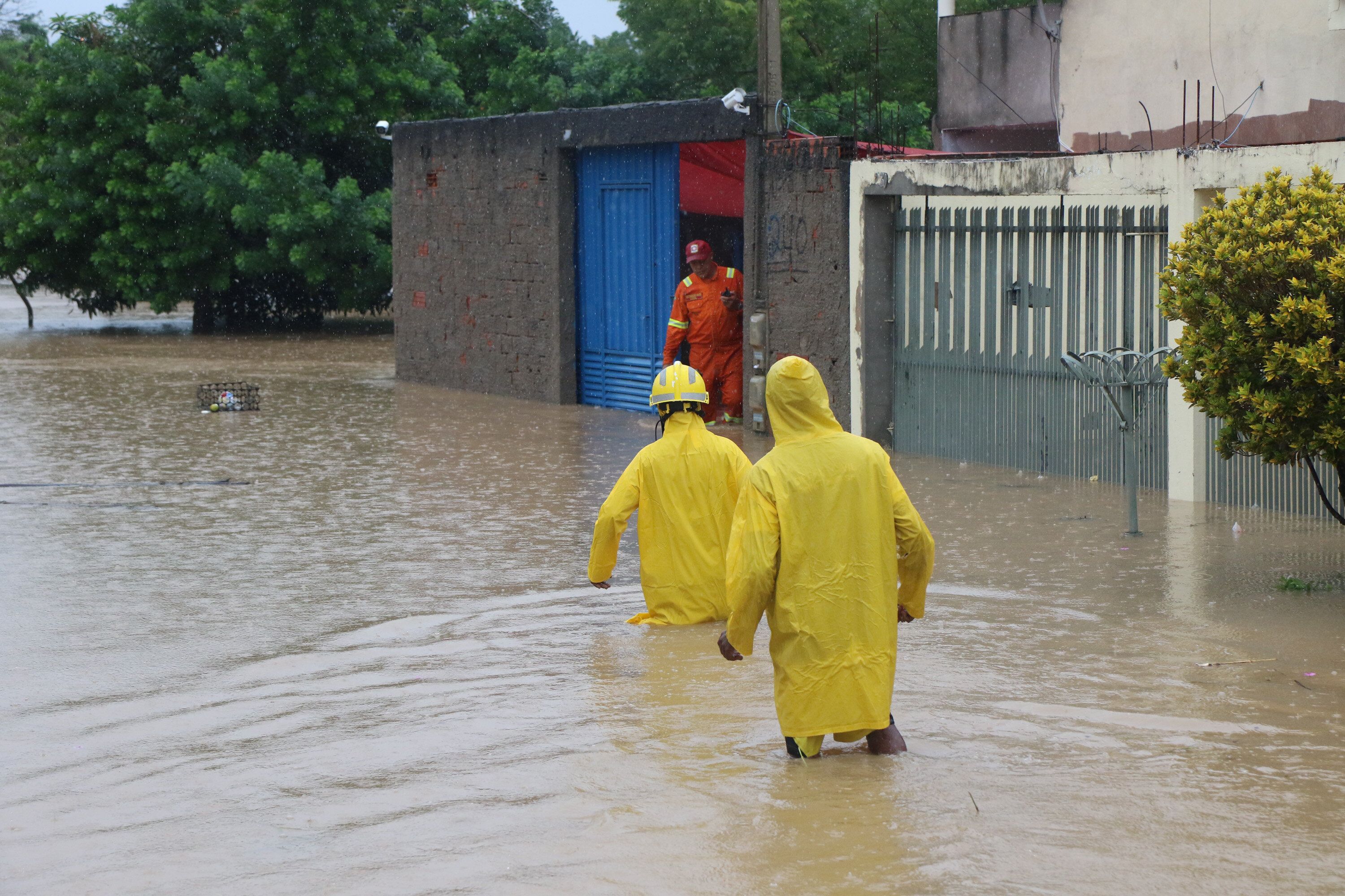 Chuva forte faz nível do Rio Capivari subir e alagar ruas e casas em Monte Mor