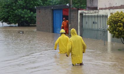 Chuva forte faz nível do Rio Capivari subir e alagar ruas e casas em Monte Mor