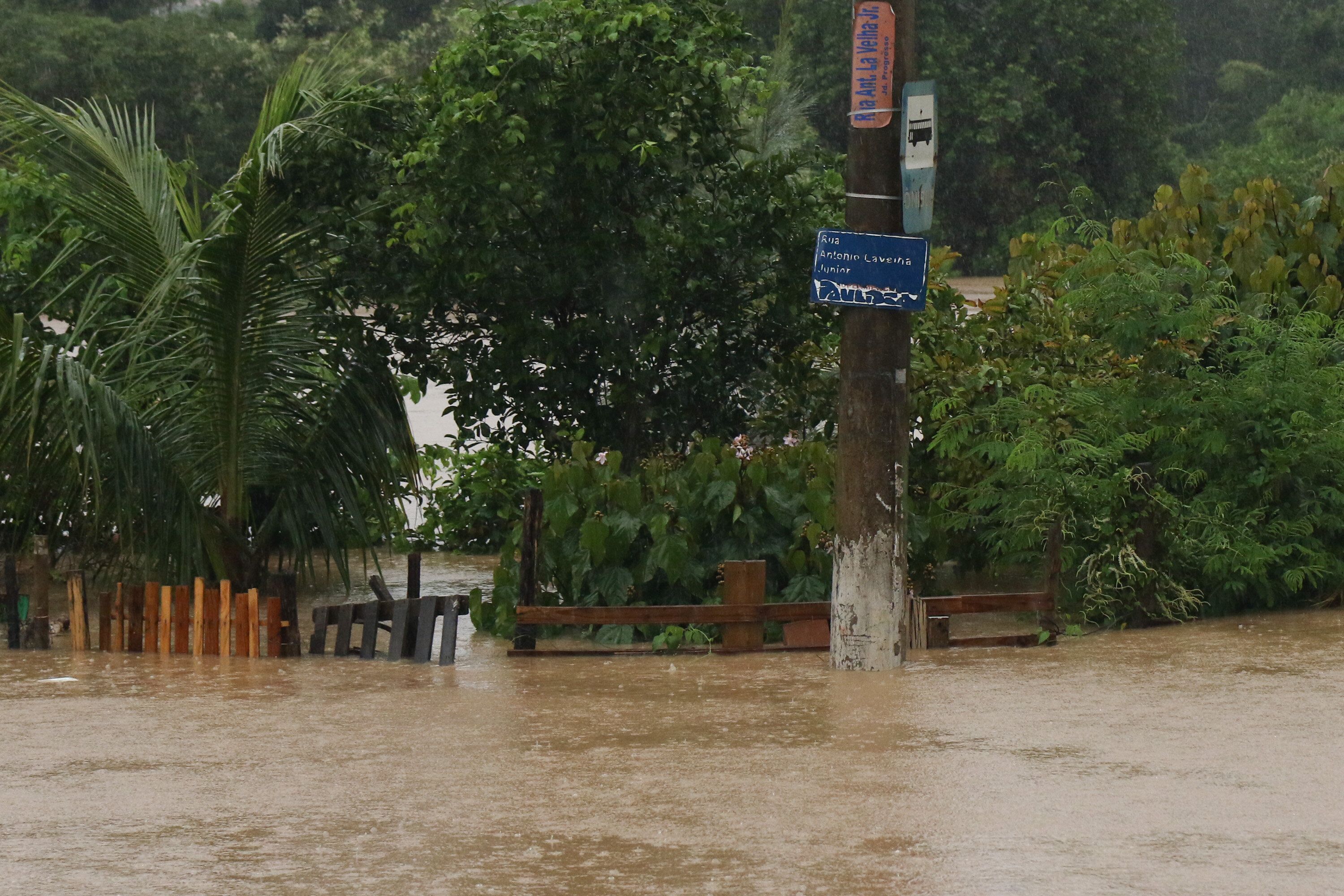 Chuva forte faz nível do Rio Capivari subir e alagar ruas e casas em Monte Mor