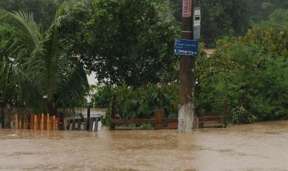 Chuva forte faz nível do Rio Capivari subir e alagar ruas e casas em Monte Mor