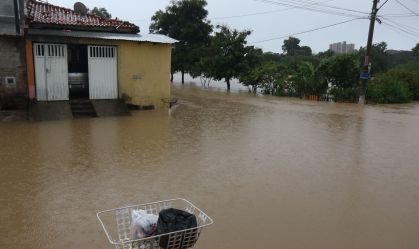 Chuva forte faz nível do Rio Capivari subir e alagar ruas e casas em Monte Mor