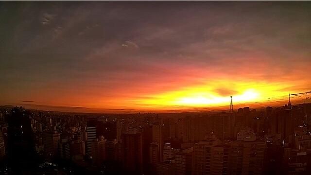 Pluma vulcânica de erupção em Tonga provocou efeitos no céu do Sudeste brasileiro. Na foto, São Paulo. / Clima Ao Vivo / Divulgação