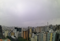São Paulo amanhece com chuva forte após chegada de frente fria