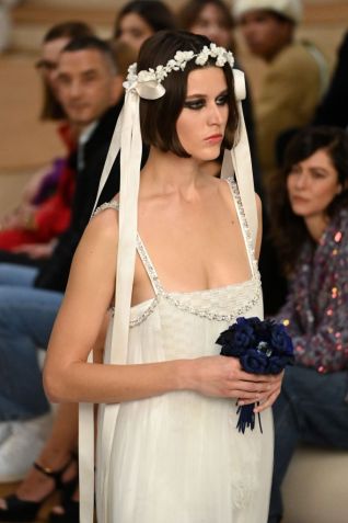 Homenagem ao ator Gaspard Ulliel durante o desfile da Chanel / Getty Images
