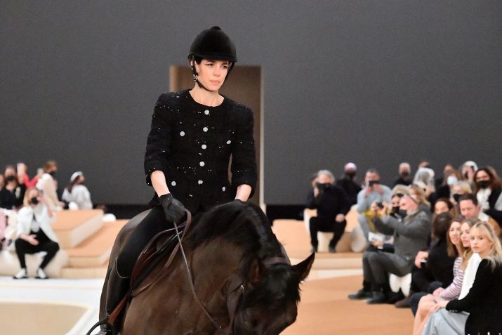 Charlotte Casiraghi cavalgando na passarela da Chanel durante a semana de alta costura de Paris / WireImage/Getty Images