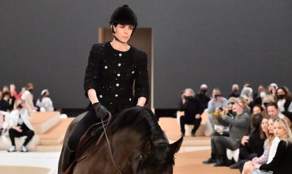 Chanel coloca princesa Charlotte Casiraghi a cavalo na passarela em Paris