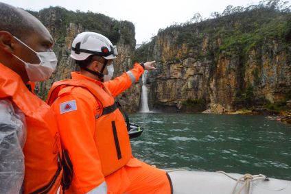 Força-tarefa localiza as dez vítimas de deslizamento de rocha em Capitólio, no lago de Furnas (MG)