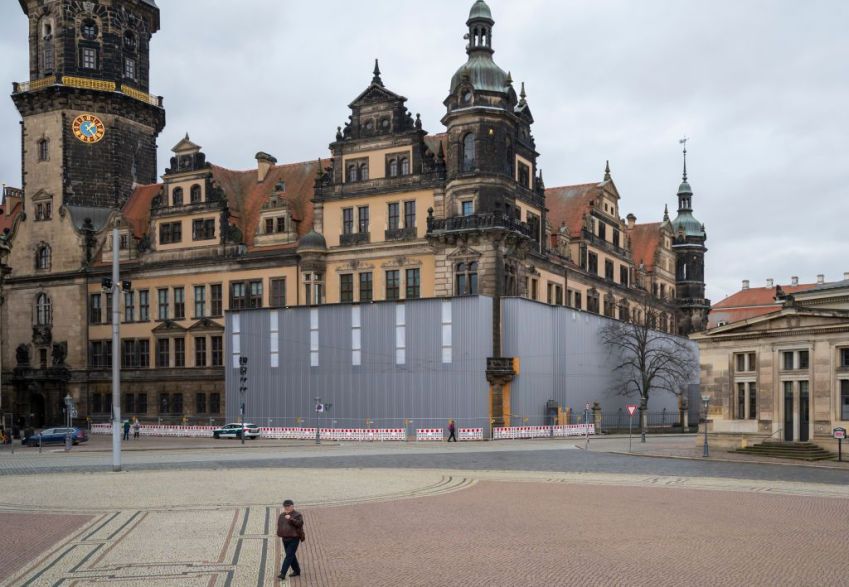 Vista do exterior do castelo de Dresden, que abriga o Green Vault e onde novos sistemas de segurança estão sendo instalados. Nesta sexta, dia 28, se inicia o julgamento dos seis homens acusados de roubar joias do museu / Matthias Rietschel/Getty Images