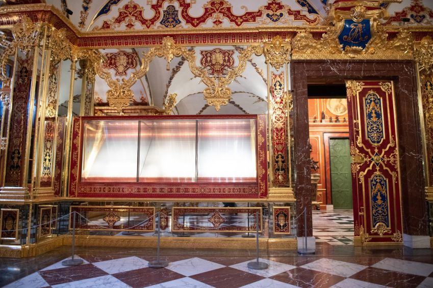 Foto de abril de 2020 mostra vitrine onde ficavam expostas as joias que foram roubadas em 2019 / Sebastian Kahnert/picture alliance via Getty Images