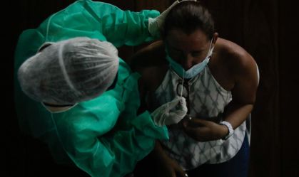 Agentes de saúde realizam a testagem da população para detecção da covid-19 no Rio