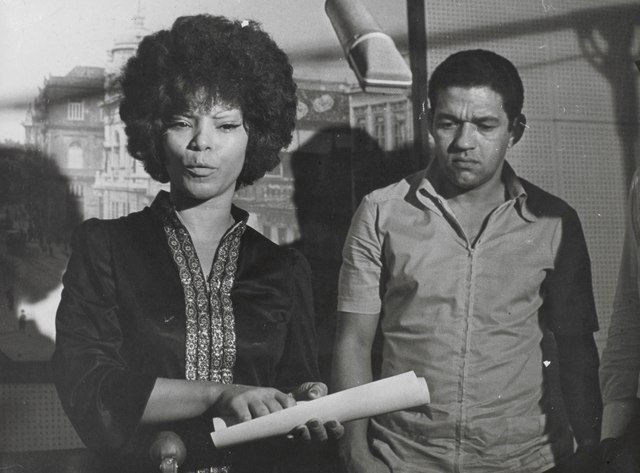 Elza Soares sendo homenageada como Embaixatriz do Samba no Museu da Imagem em 1971, ao lado de Garrincha / Wikimedia Commons