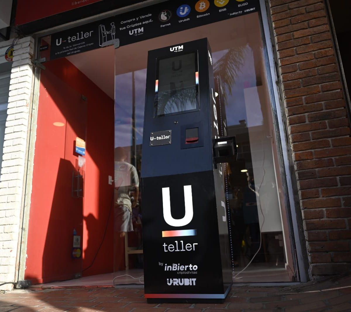 Uruguai tem mais de mil transações em estreia de caixa eletrônico de  criptomoeda | CNN Brasil