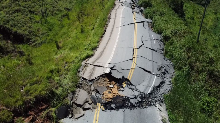 Afundamento de estrada Minas Gerais