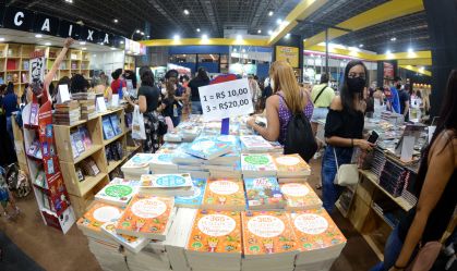 Comércio online de livros supera livrarias físicas pela primeira vez em 2022, aponta pesquisa