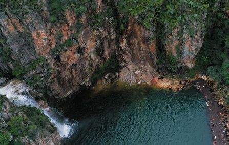 Local onde Rocha se desprendeu do lado direito da cachoeira em Cânion na represa de Furnas