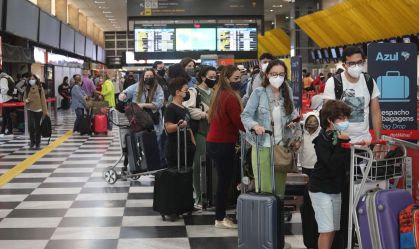 Empresa aérea deve reembolsar ou remarcar viagem após cancelamento, diz especialista