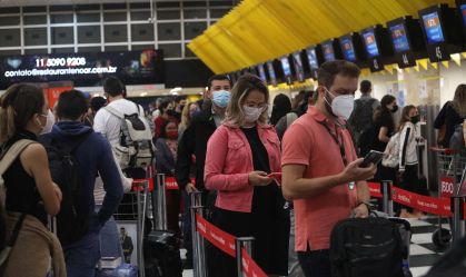 Após ter voo cancelado, consumidor pode pedir reembolso e crédito, diz advogada