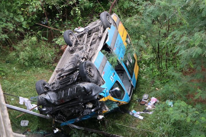 Van cai de viaduto na Linha Vermelha sentido baixada Fluminense, na cidade do Rio de Janeiro / José Lucena/Futura Press/Estadão Conteúdo