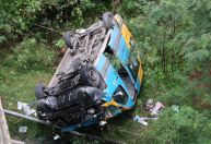 Acidente com van deixa um morto e 16 feridos na Linha Vermelha, no Rio
