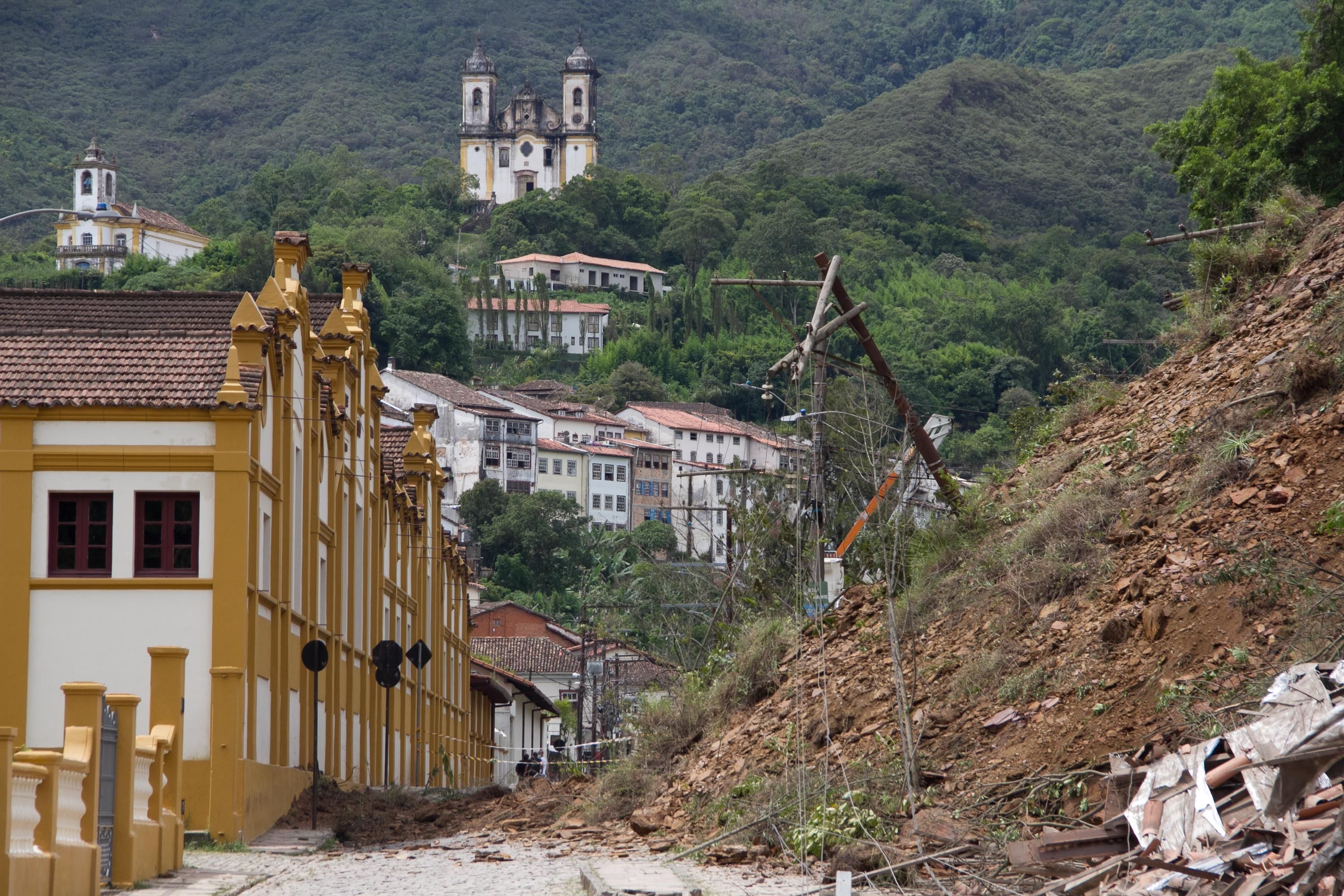 DESLIZAMENTO DE TERRA EM OURO PRETO DESTRUIÇÃO DE CASARÃO