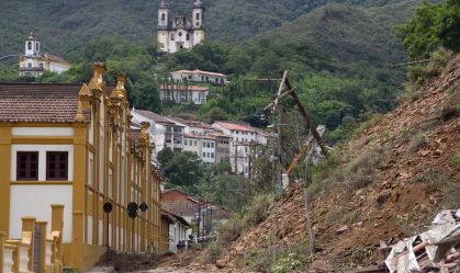 DESLIZAMENTO DE TERRA EM OURO PRETO DESTRUIÇÃO DE CASARÃO