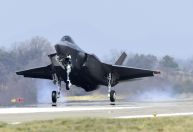 Avião militar da Coreia do Sul faz pouso de emergência após falha no trem de pouso