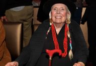 Cantora Joni Mitchell diz que seguirá Neil Young e removerá suas músicas do Spotify