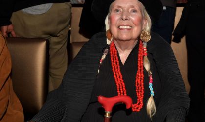 Cantora Joni Mitchell diz que seguirá Neil Young e removerá suas músicas do Spotify