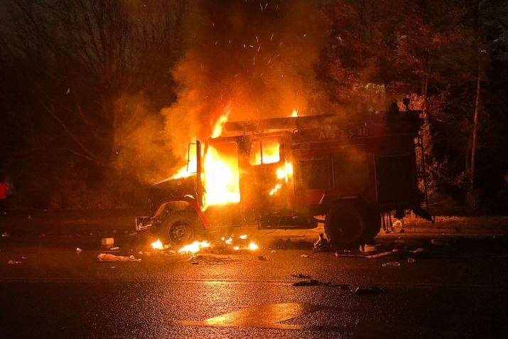 Protestos atearam fogo em veículos nas ruas e em prédios, em Almaty / Valery Sharifulin/TASS