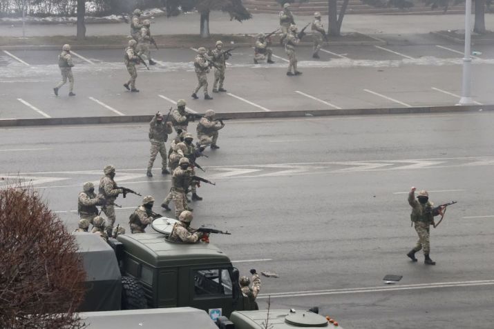 Forças de segurança reprimem protestos em Almaty, capital cazaque / Valery Sharifulin/TASS