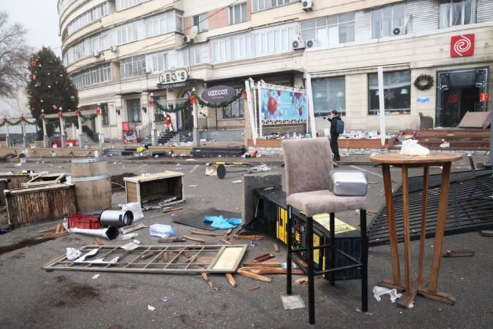 Ruas após protestos em Almaty, capital do Cazaquistão / Valery Sharifulin/TASS