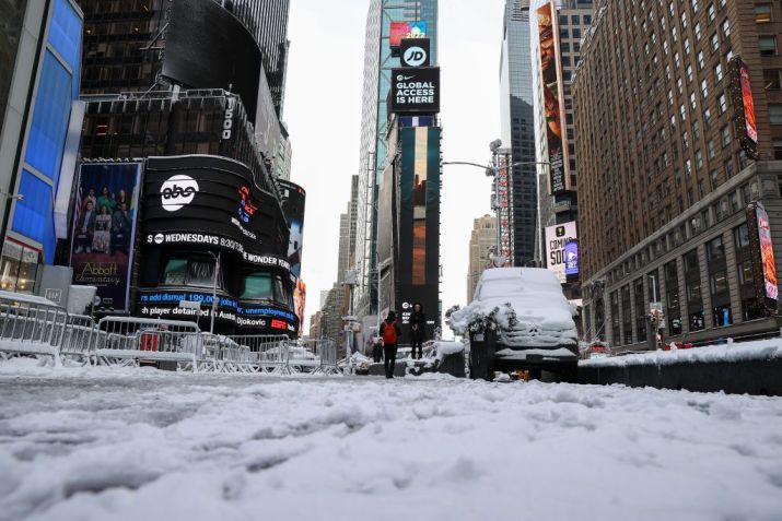 Times Square, em Nova York, coberta por neve, em 7 jan. 2022 / Anadolu Agency via Getty Images