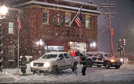 Corpo de bombeiros coberto por neve, em Milton, nos EUA