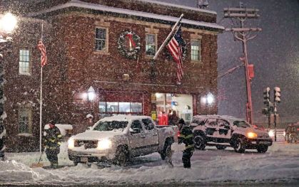 Corpo de bombeiros coberto por neve, em Milton, nos EUA
