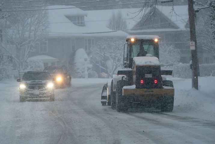 Máquina recolhe neve em Newton, MA, nos EUA, em 7 jan. 2022 / Boston Globe via Getty Images