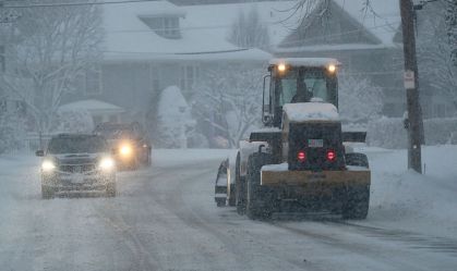 Tempestade de neve bloqueia carros e atrasa voos no leste dos EUA e no Canadá