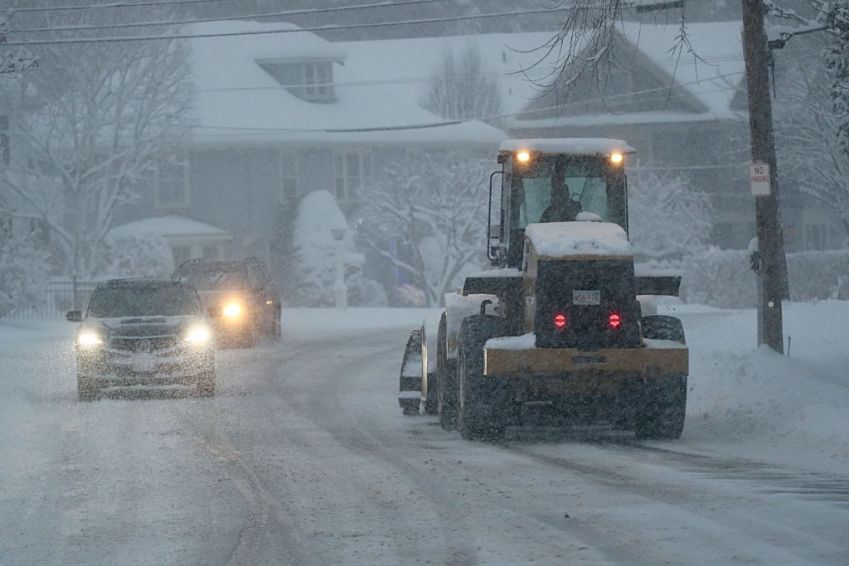 Máquina recolhe neve em Newton, MA, nos EUA, em 7 jan. 2022 / Boston Globe via Getty Images