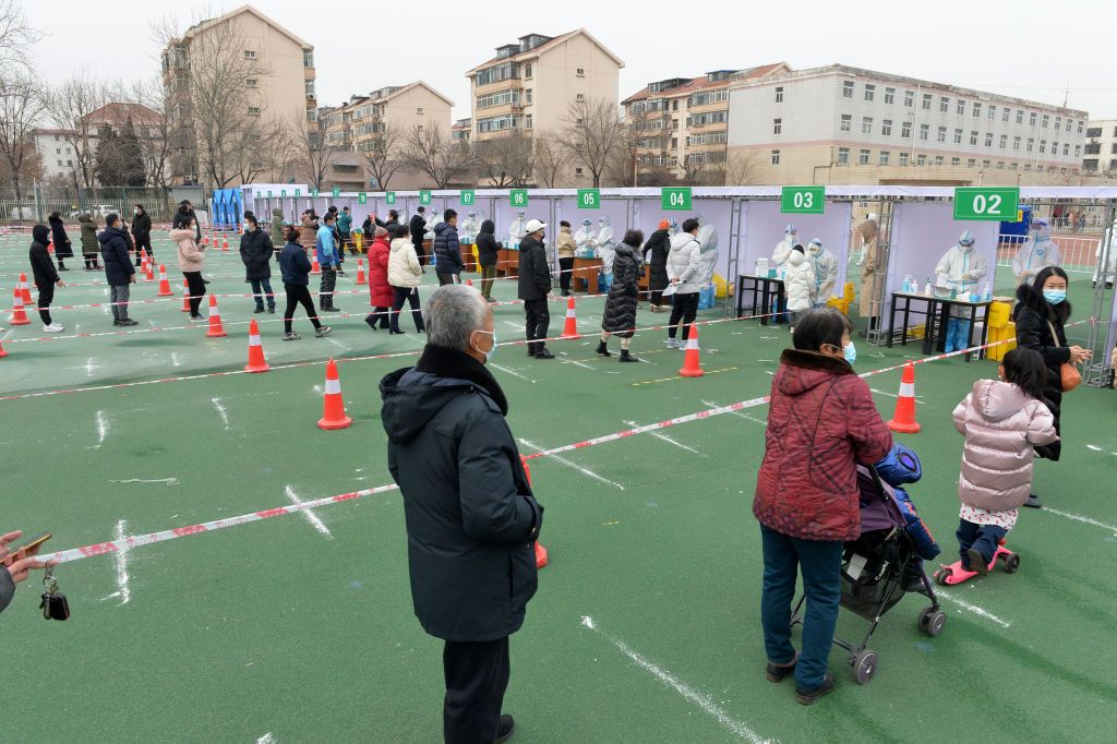 Aplicação massiva de testes da Covid-19 organizada pela prefeitura de Tianjin, na China, em 12 de janeiro de 2022 / Future Publishing via Getty Imag