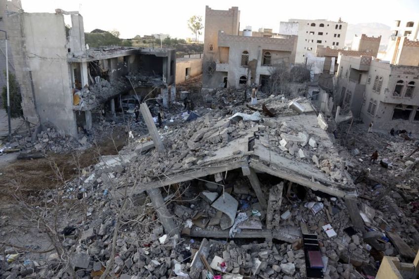 Danos causados pelo ataque-resposta dos Emirados Árabes Unidos e a Arábia Saudita na capital iemenita de Sanaa. País vem sendo assolado por conflitos internos, com interferência de países vizinhos / Foto: Mohammed Hamoud/Anadolu Agency via Getty Images