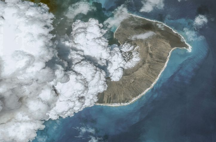 Imagens de satélite mostram erupção do vulcão Hunga Tonga-Hunga Ha'apai, próximo as ilhas de Tonga / Maxar Technologies via Getty Images