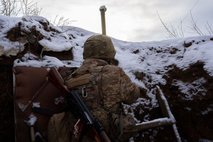 Soldado ucraniano na região de Zolote, Ucrânia, localizada próxima à divisa com a Rússia. Tensão na fronteira aumentou ao longo dos últimos meses / Anadolu Agency via Getty Images