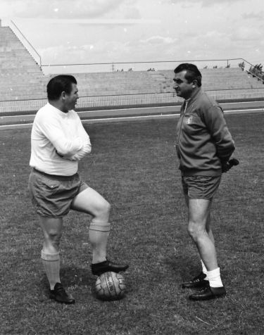 O jogador de futebol húngaro Ferenc Puskas e o jogador de futebol espanhol Francisco Gento durante treino no estádio “Santiago Bernabeu”, Madrid, Espanha, 1971. / Getty Images