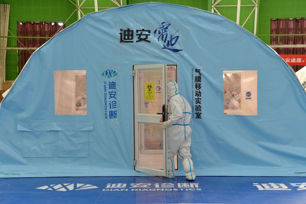 Laboratório temporário construído em Tianjin, China, para analisar as amostras de testes da Covid-19, em 11 de janeiro de 2022 / VCG via Getty Images