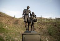Estátua de bronze homenageia Kobe e Gianna Bryant dois anos após suas mortes