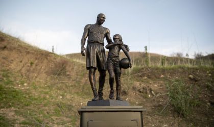 Estátua de bronze homenageia Kobe e Gianna Bryant dois anos após suas mortes