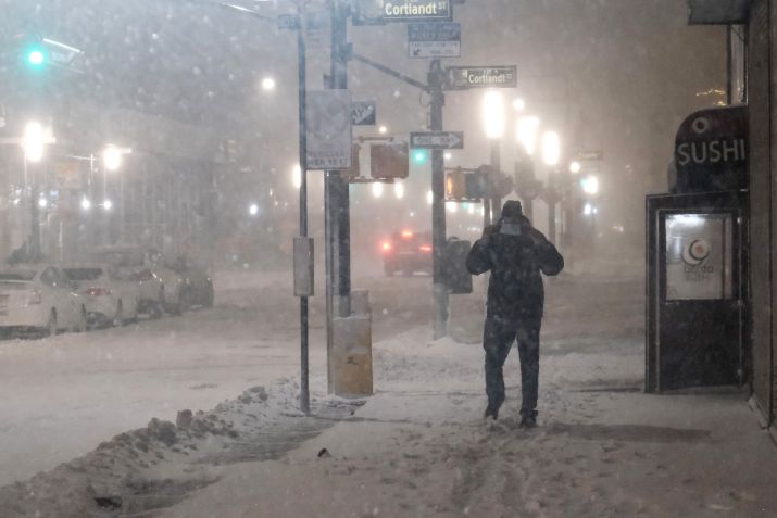 Ruas de Nova York foram atingidas pela nevasca que deve piorar nas próximas horas na Costa Leste dos EUA / Spencer Platt/Getty Images