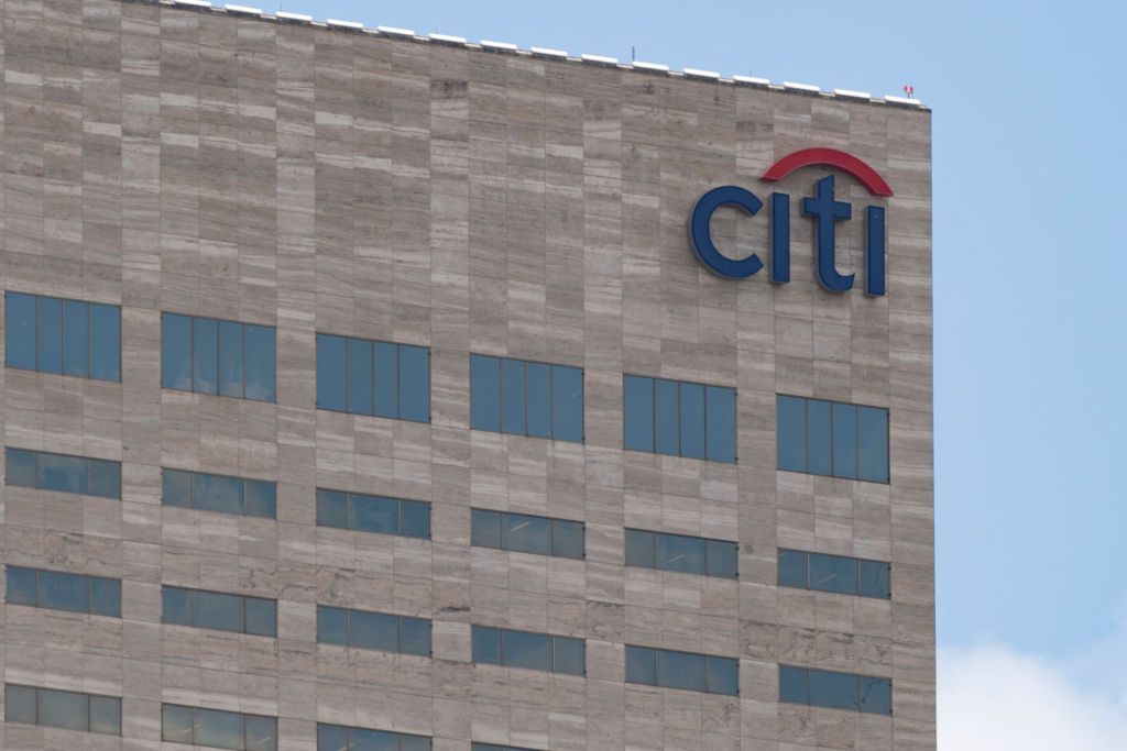 Logotipo do Citibank, no topo de um edifício de Miami, Florida