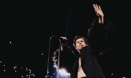 Cantor Harry Styles é atingido no rosto durante show; veja vídeo
